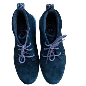 UGG Canoe Suede II Boys Sz 4 (Big Kid)